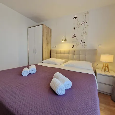 Modern Eingerichtete Fuer 4 Personen Ideal Fuer Famillien Mit Kinder Im Zentrum Von - B59545 *