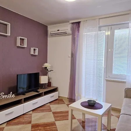 Apartment Modern Eingerichtete Fuer 4 Personen Ideal Fuer Famillien Mit Kinder Im Zentrum Von - B59545 *