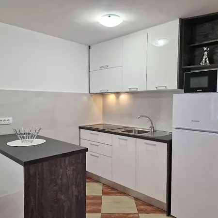 Modern Eingerichtete Fuer 4 Personen Ideal Fuer Famillien Mit Kinder Im Zentrum Von - B59545 Apartment Baska (Krk)
