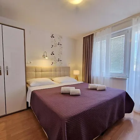 Modern Eingerichtete Fuer 4 Personen Ideal Fuer Famillien Mit Im Zentrum Von *