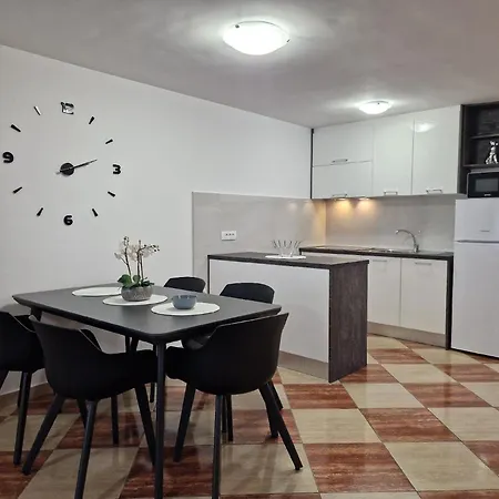 Modern Eingerichtete Fuer 4 Personen Ideal Fuer Famillien Mit Im Zentrum Von * Baška