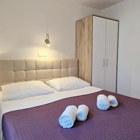 Apartman Modern Eingerichtete Fuer 4 Personen Ideal Fuer Famillien Mit Im Zentrum Von Baška