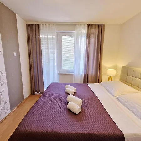 Apartman Modern Eingerichtete Fuer 4 Personen Ideal Fuer Famillien Mit Im Zentrum Von
